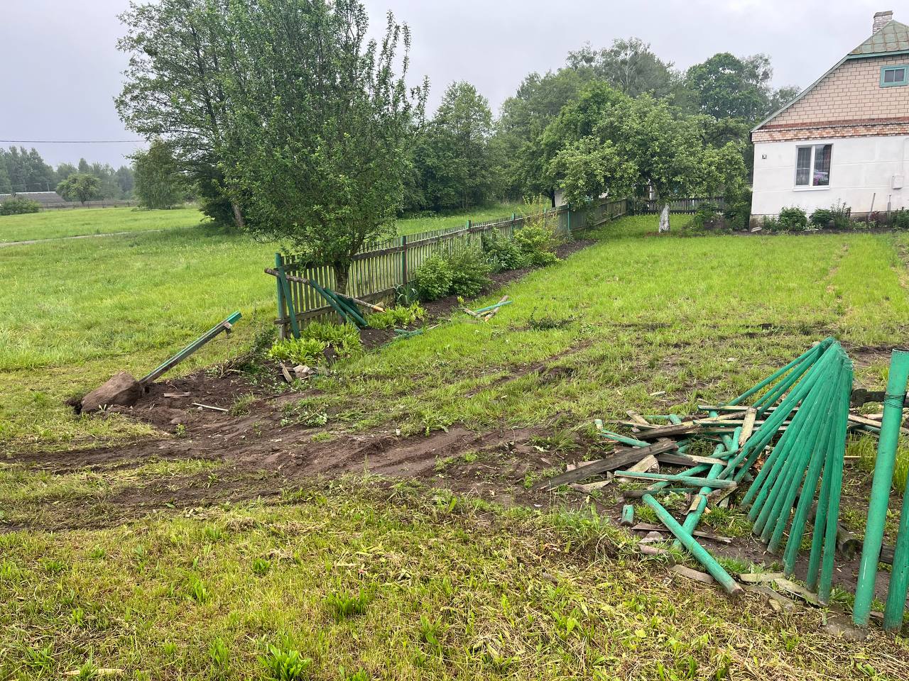 Снёс забор и уехал