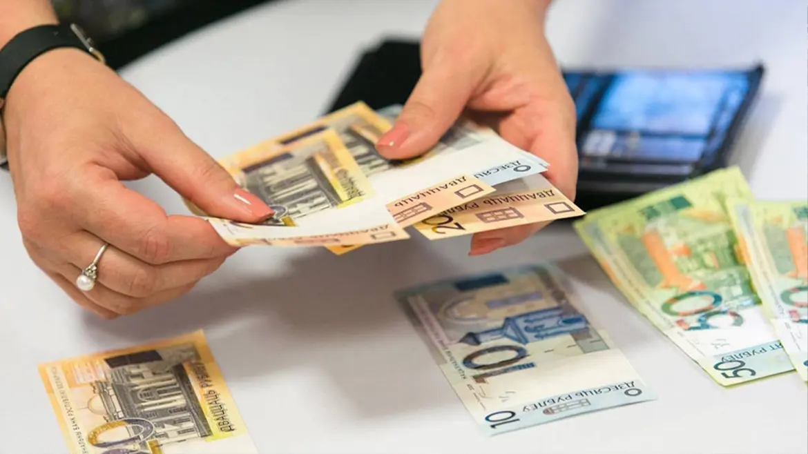 Зарплата выше 9 тысяч рублей – кто в Беларуси получает такие деньги? деньги на столе