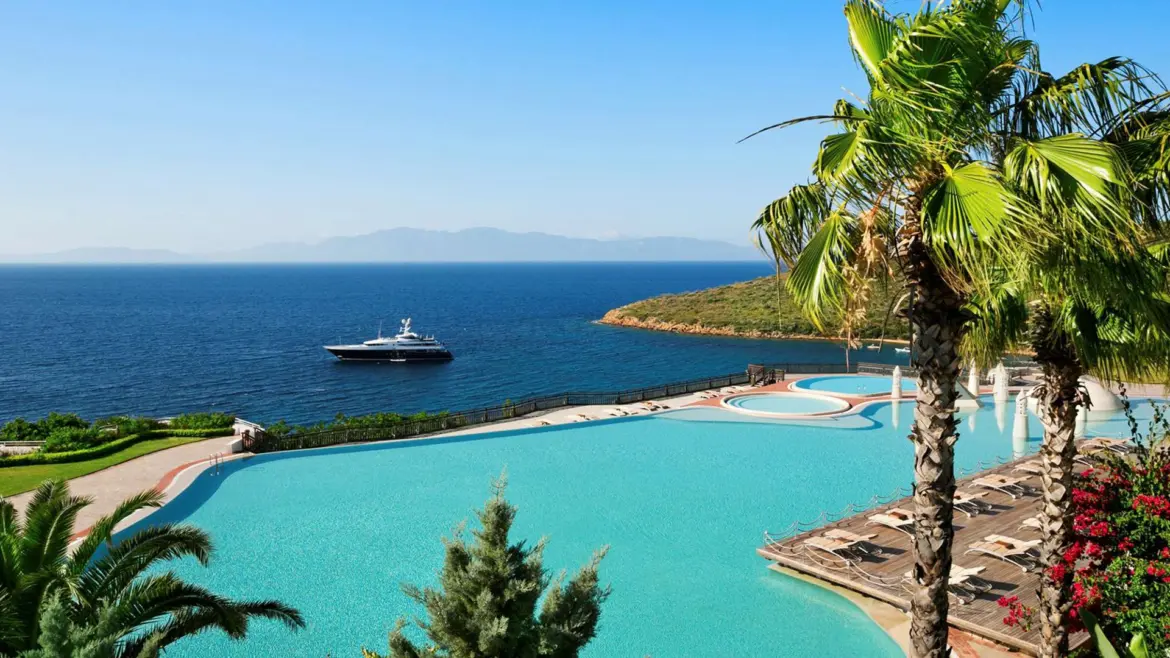 Солнце, море и магнитики: топ направлений для белорусов красивый вид на море