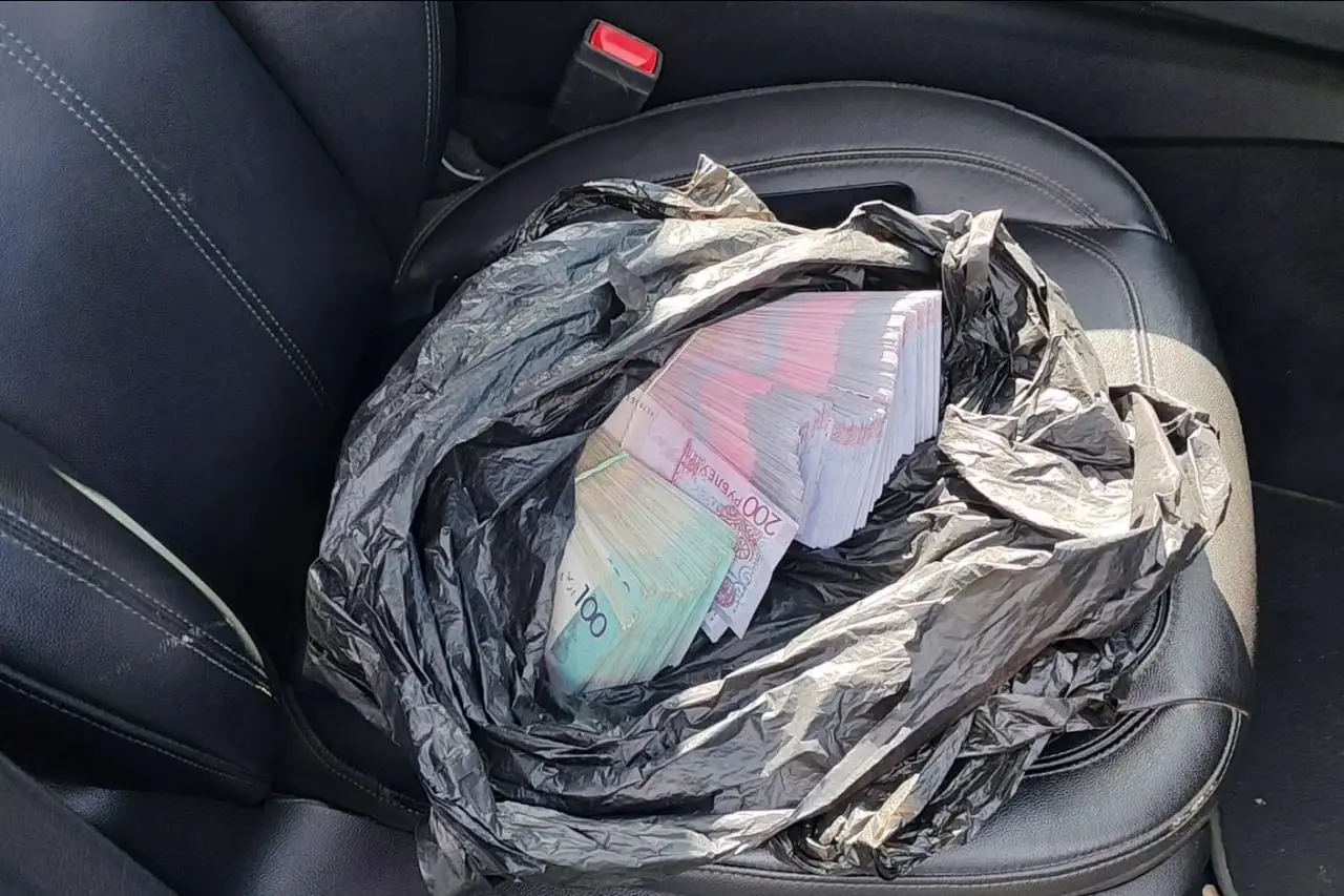 Видимо, зарплаты не хватало