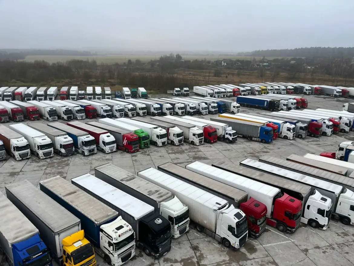 Где задержанные в Беларуси фуры: версии перевозчиков и властей Литвы расходятся Фуры на стоянке