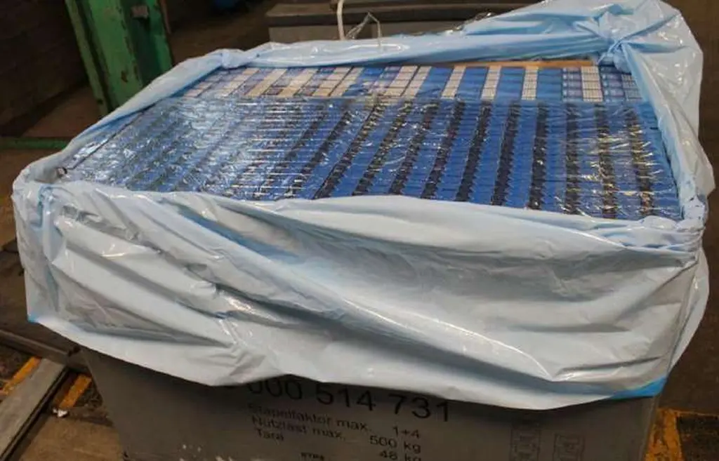 Контрабандные сигареты, изъятые в грузовике при проверке в порту Дувра