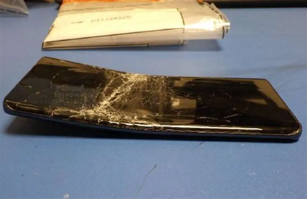 Повреждённый смартфон, изъятый у водителя грузовика при расследовании дела о контрабанде