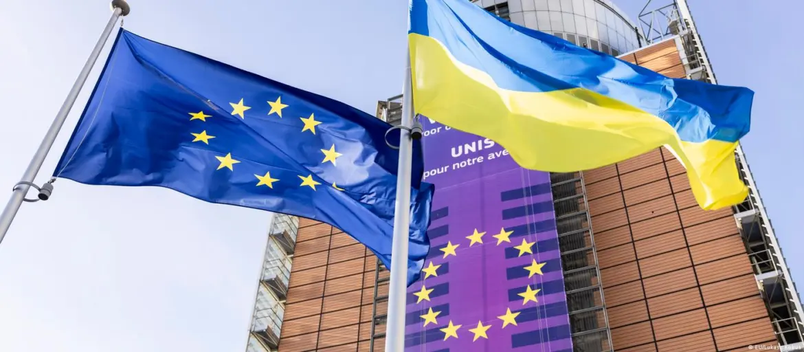 Словакия снова начала получать нефть по трубопроводу «Дружба» Флаги Украины и ЕС