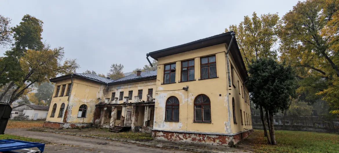 Заброшенный детсад у Осмоловки продают почти за миллион долларов детский сад
